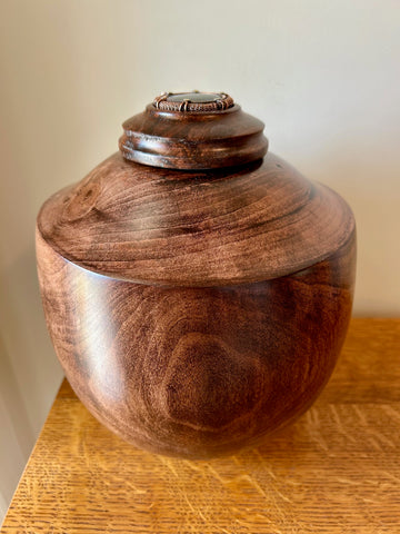 Red Gum Individual Size Urn With Screw On Lid