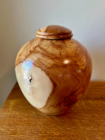 Apple Individual Size Urn With Screw On Lid